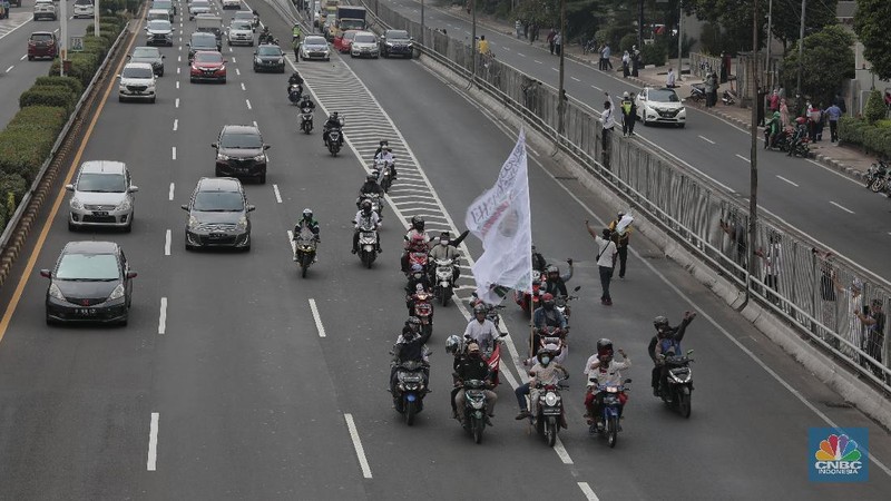 Suasana rombongan motor penjemput Rizieq Shihab di sepanjang Tol Grogol-Slipi Palmerah, Jakarta, Selasa (10/11/2020). (CNBC Indonesia/ Muhammad Sabki)
