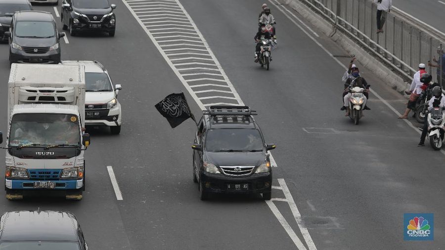 Suasana rombongan motor penjemput Rizieq Shihab di sepanjang Tol Grogol-Slipi Palmerah, Jakarta, Selasa (10/11/2020). (CNBC Indonesia/ Muhammad Sabki)