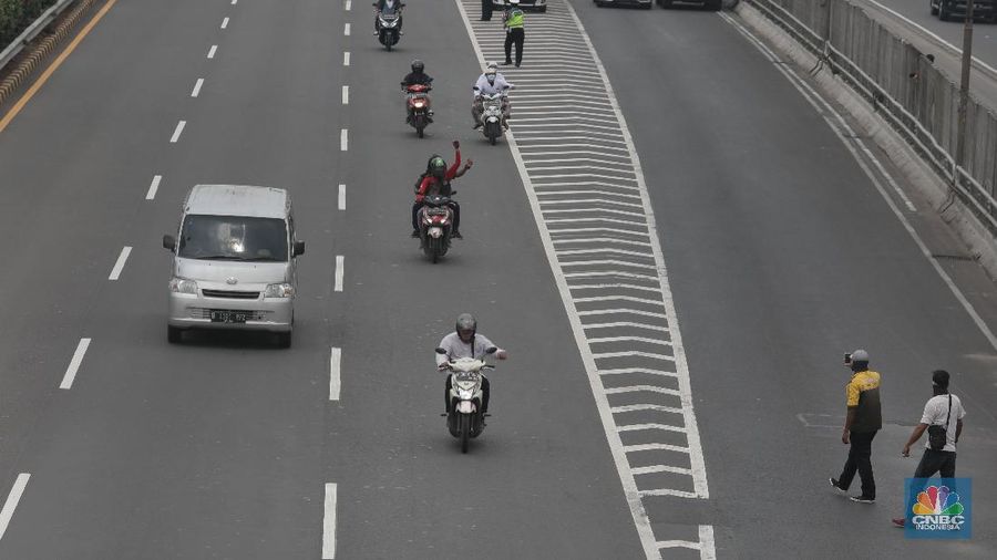Suasana rombongan motor penjemput Rizieq Shihab di sepanjang Tol Grogol-Slipi Palmerah, Jakarta, Selasa (10/11/2020). (CNBC Indonesia/ Muhammad Sabki)