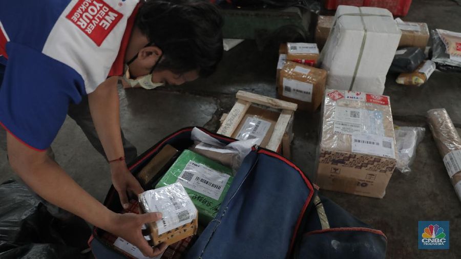 Pekerja mengemas barang pesanan konsumen saat Harbolnas 2020 di Gudang Ekspedisi Tiki, Fatmawati, Jakarta, Rabu, 11 November 2020. Bisnis logistik juga ikut menangguk untung dalam momen hari belanja online nasional (Harbolnas) 2020. Kepala Gudang Ekspedisi Tiki Eri menuturkan total paket yang dikirim saat Harbolnas bisa mencapai 10 ribu paket, jauh lebih tinggi dari rata-rata harian sebesar 5-7 ribu paket. 