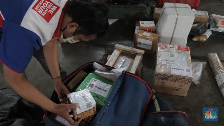 Pekerja mengemas barang pesanan konsumen saat Harbolnas 2020 di Gudang Ekspedisi Tiki, Fatmawati, Jakarta, Rabu, 11 November 2020. Bisnis logistik juga ikut menangguk untung dalam momen hari belanja online nasional (Harbolnas) 2020. Kepala Gudang Ekspedisi Tiki Eri menuturkan total paket yang dikirim saat Harbolnas bisa mencapai 10 ribu paket, jauh lebih tinggi dari rata-rata harian sebesar 5-7 ribu paket. 