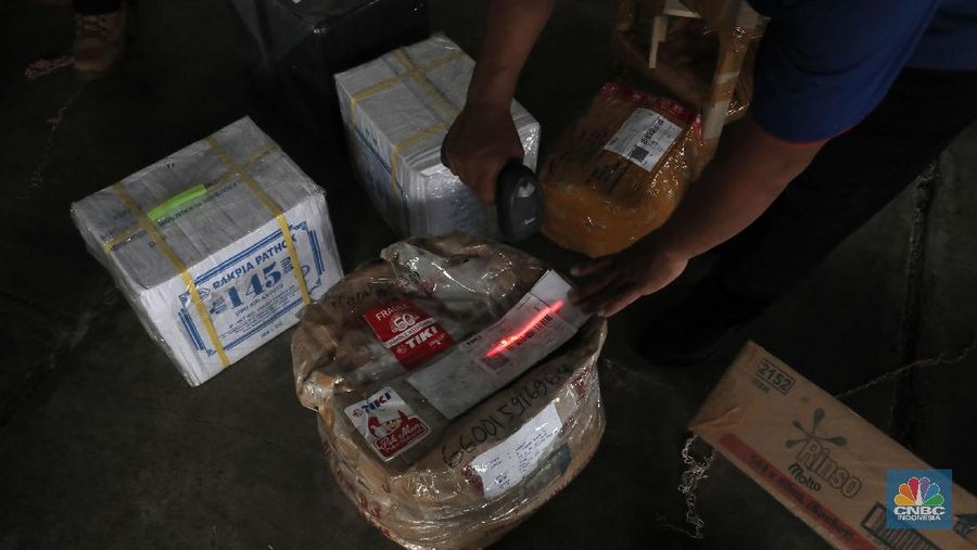 Pekerja mengemas barang pesanan konsumen saat Harbolnas 2020 di Gudang Ekspedisi Tiki, Fatmawati, Jakarta, Rabu, 11 November 2020. Bisnis logistik juga ikut menangguk untung dalam momen hari belanja online nasional (Harbolnas) 2020. Kepala Gudang Ekspedisi Tiki Eri menuturkan total paket yang dikirim saat Harbolnas bisa mencapai 10 ribu paket, jauh lebih tinggi dari rata-rata harian sebesar 5-7 ribu paket. 