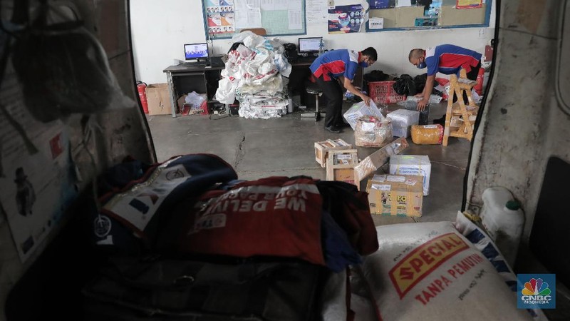 Pekerja mengemas barang pesanan konsumen saat Harbolnas 2020 di Gudang Ekspedisi Tiki, Fatmawati, Jakarta, Rabu, 11 November 2020. Bisnis logistik juga ikut menangguk untung dalam momen hari belanja online nasional (Harbolnas) 2020. Kepala Gudang Ekspedisi Tiki Eri menuturkan total paket yang dikirim saat Harbolnas bisa mencapai 10 ribu paket, jauh lebih tinggi dari rata-rata harian sebesar 5-7 ribu paket. 