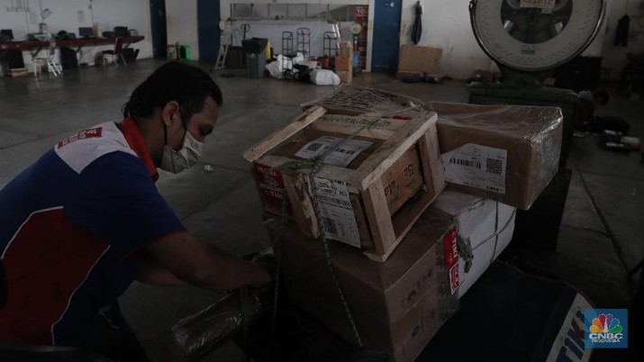 Jasa Pengiriman saat harbolnas Pekerja mengemas barang pesanan konsumen saat Harbolnas 2020 di Gudang Ekspedisi Tiki, Fatmawati, Jakarta, Rabu, 11 November 2020. Bisnis logistik juga ikut menangguk untung dalam momen hari belanja online nasional (Harbolnas) 2020. Kepala Gudang Ekspedisi Tiki Eri menuturkan total paket yang dikirim saat Harbolnas bisa mencapai 10 ribu paket, jauh lebih tinggi dari rata-rata harian sebesar 5-7 ribu paket.
