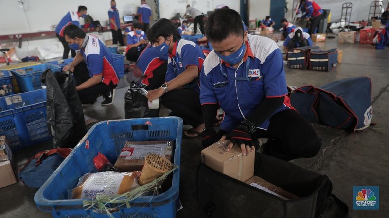 Pekerja mengemas barang pesanan konsumen saat Harbolnas 2020 di Gudang Ekspedisi Tiki, Fatmawati, Jakarta, Rabu, 11 November 2020. Bisnis logistik juga ikut menangguk untung dalam momen hari belanja online nasional (Harbolnas) 2020. Kepala Gudang Ekspedisi Tiki Eri menuturkan total paket yang dikirim saat Harbolnas bisa mencapai 10 ribu paket, jauh lebih tinggi dari rata-rata harian sebesar 5-7 ribu paket. 