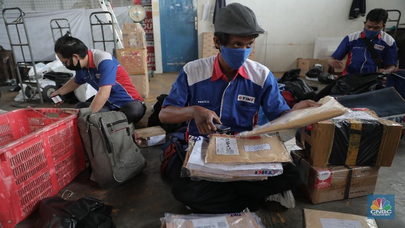 Pekerja mengemas barang pesanan konsumen saat Harbolnas 2020 di Gudang Ekspedisi Tiki, Fatmawati, Jakarta, Rabu, 11 November 2020. Bisnis logistik juga ikut menangguk untung dalam momen hari belanja online nasional (Harbolnas) 2020. Kepala Gudang Ekspedisi Tiki Eri menuturkan total paket yang dikirim saat Harbolnas bisa mencapai 10 ribu paket, jauh lebih tinggi dari rata-rata harian sebesar 5-7 ribu paket. 