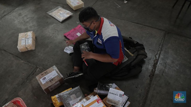 Pekerja mengemas barang pesanan konsumen saat Harbolnas 2020 di Gudang Ekspedisi Tiki, Fatmawati, Jakarta, Rabu, 11 November 2020. Bisnis logistik juga ikut menangguk untung dalam momen hari belanja online nasional (Harbolnas) 2020. Kepala Gudang Ekspedisi Tiki Eri menuturkan total paket yang dikirim saat Harbolnas bisa mencapai 10 ribu paket, jauh lebih tinggi dari rata-rata harian sebesar 5-7 ribu paket. 