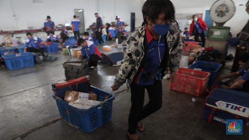 Pekerja mengemas barang pesanan konsumen saat Harbolnas 2020 di Gudang Ekspedisi Tiki, Fatmawati, Jakarta, Rabu, 11 November 2020. Bisnis logistik juga ikut menangguk untung dalam momen hari belanja online nasional (Harbolnas) 2020. Kepala Gudang Ekspedisi Tiki Eri menuturkan total paket yang dikirim saat Harbolnas bisa mencapai 10 ribu paket, jauh lebih tinggi dari rata-rata harian sebesar 5-7 ribu paket. 