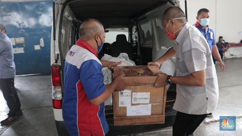 Pekerja mengemas barang pesanan konsumen saat Harbolnas 2020 di Gudang Ekspedisi Tiki, Fatmawati, Jakarta, Rabu, 11 November 2020. Bisnis logistik juga ikut menangguk untung dalam momen hari belanja online nasional (Harbolnas) 2020. Kepala Gudang Ekspedisi Tiki Eri menuturkan total paket yang dikirim saat Harbolnas bisa mencapai 10 ribu paket, jauh lebih tinggi dari rata-rata harian sebesar 5-7 ribu paket. 