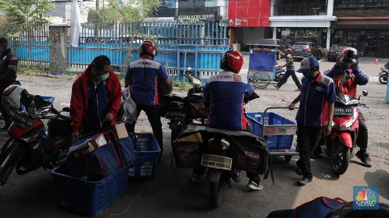 Pekerja mengemas barang pesanan konsumen saat Harbolnas 2020 di Gudang Ekspedisi Tiki, Fatmawati, Jakarta, Rabu, 11 November 2020. Bisnis logistik juga ikut menangguk untung dalam momen hari belanja online nasional (Harbolnas) 2020. Kepala Gudang Ekspedisi Tiki Eri menuturkan total paket yang dikirim saat Harbolnas bisa mencapai 10 ribu paket, jauh lebih tinggi dari rata-rata harian sebesar 5-7 ribu paket. 