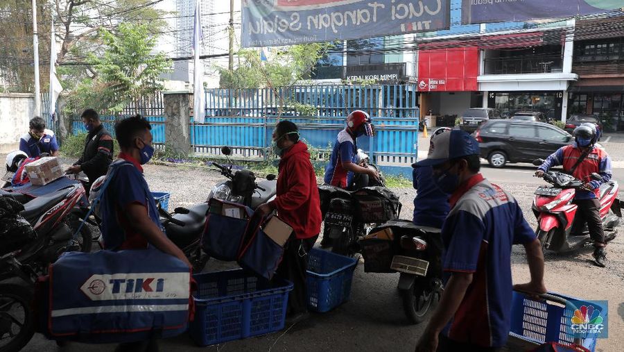 Pekerja mengemas barang pesanan konsumen saat Harbolnas 2020 di Gudang Ekspedisi Tiki, Fatmawati, Jakarta, Rabu, 11 November 2020. Bisnis logistik juga ikut menangguk untung dalam momen hari belanja online nasional (Harbolnas) 2020. Kepala Gudang Ekspedisi Tiki Eri menuturkan total paket yang dikirim saat Harbolnas bisa mencapai 10 ribu paket, jauh lebih tinggi dari rata-rata harian sebesar 5-7 ribu paket. 