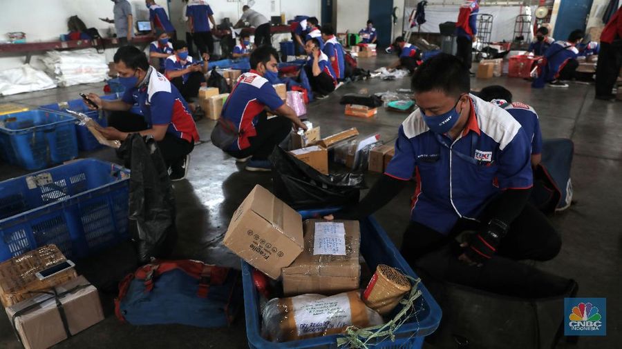 Pekerja mengemas barang pesanan konsumen saat Harbolnas 2020 di Gudang Ekspedisi Tiki, Fatmawati, Jakarta, Rabu, 11 November 2020. Bisnis logistik juga ikut menangguk untung dalam momen hari belanja online nasional (Harbolnas) 2020. Kepala Gudang Ekspedisi Tiki Eri menuturkan total paket yang dikirim saat Harbolnas bisa mencapai 10 ribu paket, jauh lebih tinggi dari rata-rata harian sebesar 5-7 ribu paket. 