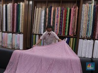 Intip Gerai Kain Mayestik di Tengah Gempuran Impor Tekstil