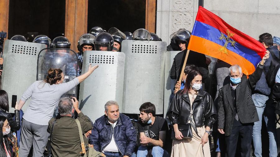 Demo Warga Armenia terhadap gencatna Senjata