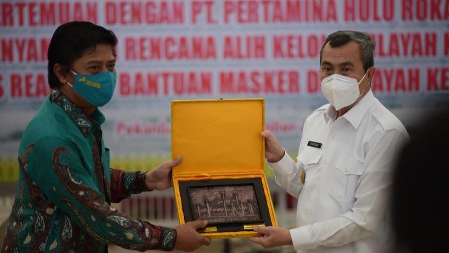 Direktur PT Pertamina Hulu Rokan (PHR) RP Yudantoro bertemu dengan Gubernur Riau Syamsuar menyerahkan menyerahkan bantuan 200 ribu masker untuk wilayah kerja (WK) Rokan di Pekanbaru. (Dok. Pertamina)
