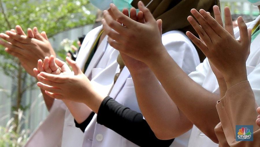 Sejumlah tenaga medis bertepuk tangan di Wisma Atlet Kemayoran, Jakarta, Kamis, 12/11. Tepuk tangan dilakukan untuk mengapresiasi para tenaga kesehatan di Hari Kesehatan Nasional. Hari Kesehatan Nasional yang ke-56 yang biasa diperingati setiap tanggal 12 November. Durasi 56 detik merujuk pada peringatan Hari Kesehatan Nasional (HKN) ke-56.Tepuk tangan itu diikuti oleh sejumlah petugas tenaga medis, Dokter, Perawat, TNI, Relawan Covid-19. Tepuk tangan 56 detik ini diimbau untuk dilakukan serentak pukul 12.00 WIB siang nanti. Kemenkes juga mengimbau momen tepuk tangan 56 menit itu diunggah di media sosial dan dilengkapi sejumlah tagar, di antaranya #gerakan56detik, #HKN56, hingga #terimakasihnakes. Dilihat di Twitter per pukul 08.00 WIB pagi ini, tagar #gerakan56detik telah memuncaki trending topic nasional. (CNBC Indonesia/ Muhammad Sabki)