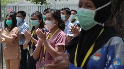 Hari Kesehatan Nasional yang ke-56 Sejumlah tenaga medis bertepuk tangan di Wisma Atlet Kemayoran, Jakarta, Kamis, 12/11. Tepuk tangan dilakukan untuk mengapresiasi para tenaga kesehatan di Hari Kesehatan Nasional. Hari Kesehatan Nasional yang ke-56 yang biasa diperingati setiap tanggal 12 November. Durasi 56 detik merujuk pada peringatan Hari Kesehatan Nasional (HKN) ke-56.Tepuk tangan itu diikuti oleh sejumlah petugas tenaga medis, Dokter, Perawat, TNI, Relawan Covid-19. Tepuk tangan 56 detik ini diimbau untuk dilakukan serentak pukul 12.00 WIB siang nanti. Kemenkes juga mengimbau momen tepuk tangan 56 menit itu diunggah di media sosial dan dilengkapi sejumlah tagar, di antaranya #gerakan56detik, #HKN56, hingga #terimakasihnakes. Dilihat di Twitter per pukul 08.00 WIB pagi ini, tagar #gerakan56detik telah memuncaki trending topic nasional. (CNBC Indonesia/ Muhammad Sabki)