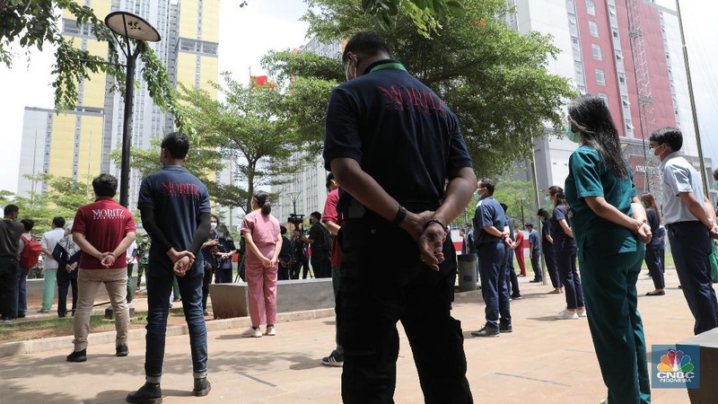 Sejumlah tenaga medis bertepuk tangan di Wisma Atlet Kemayoran, Jakarta, Kamis, 12/11. Tepuk tangan dilakukan untuk mengapresiasi para tenaga kesehatan di Hari Kesehatan Nasional. Hari Kesehatan Nasional yang ke-56 yang biasa diperingati setiap tanggal 12 November. Durasi 56 detik merujuk pada peringatan Hari Kesehatan Nasional (HKN) ke-56.Tepuk tangan itu diikuti oleh sejumlah petugas tenaga medis, Dokter, Perawat, TNI, Relawan Covid-19. Tepuk tangan 56 detik ini diimbau untuk dilakukan serentak pukul 12.00 WIB siang nanti. Kemenkes juga mengimbau momen tepuk tangan 56 menit itu diunggah di media sosial dan dilengkapi sejumlah tagar, di antaranya #gerakan56detik, #HKN56, hingga #terimakasihnakes. Dilihat di Twitter per pukul 08.00 WIB pagi ini, tagar #gerakan56detik telah memuncaki trending topic nasional. (CNBC Indonesia/ Muhammad Sabki)