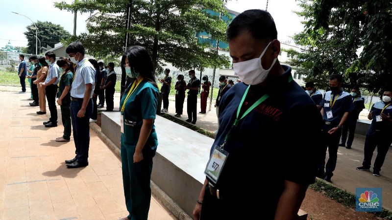 Sejumlah tenaga medis bertepuk tangan di Wisma Atlet Kemayoran, Jakarta, Kamis, 12/11. Tepuk tangan dilakukan untuk mengapresiasi para tenaga kesehatan di Hari Kesehatan Nasional. Hari Kesehatan Nasional yang ke-56 yang biasa diperingati setiap tanggal 12 November. Durasi 56 detik merujuk pada peringatan Hari Kesehatan Nasional (HKN) ke-56.Tepuk tangan itu diikuti oleh sejumlah petugas tenaga medis, Dokter, Perawat, TNI, Relawan Covid-19. Tepuk tangan 56 detik ini diimbau untuk dilakukan serentak pukul 12.00 WIB siang nanti. Kemenkes juga mengimbau momen tepuk tangan 56 menit itu diunggah di media sosial dan dilengkapi sejumlah tagar, di antaranya #gerakan56detik, #HKN56, hingga #terimakasihnakes. Dilihat di Twitter per pukul 08.00 WIB pagi ini, tagar #gerakan56detik telah memuncaki trending topic nasional. (CNBC Indonesia/ Muhammad Sabki)