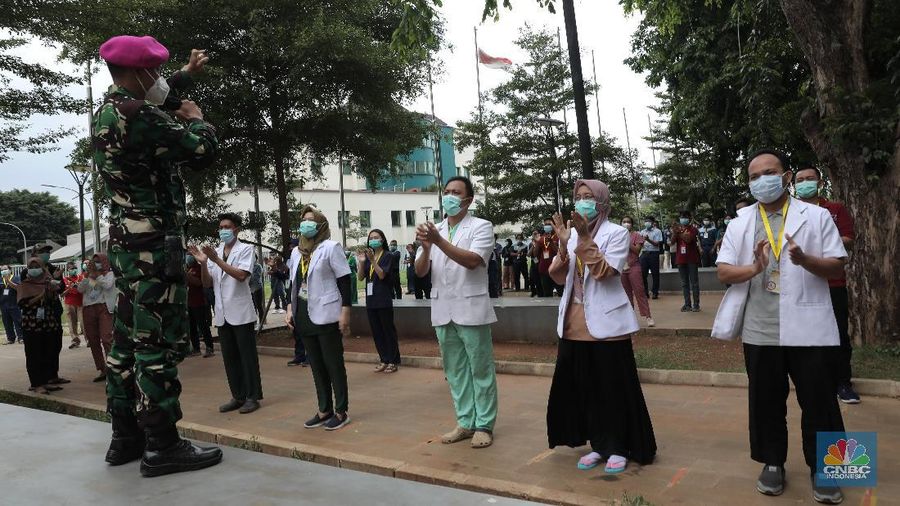 Sejumlah tenaga medis bertepuk tangan di Wisma Atlet Kemayoran, Jakarta, Kamis, 12/11. Tepuk tangan dilakukan untuk mengapresiasi para tenaga kesehatan di Hari Kesehatan Nasional. Hari Kesehatan Nasional yang ke-56 yang biasa diperingati setiap tanggal 12 November. Durasi 56 detik merujuk pada peringatan Hari Kesehatan Nasional (HKN) ke-56.Tepuk tangan itu diikuti oleh sejumlah petugas tenaga medis, Dokter, Perawat, TNI, Relawan Covid-19. Tepuk tangan 56 detik ini diimbau untuk dilakukan serentak pukul 12.00 WIB siang nanti. Kemenkes juga mengimbau momen tepuk tangan 56 menit itu diunggah di media sosial dan dilengkapi sejumlah tagar, di antaranya #gerakan56detik, #HKN56, hingga #terimakasihnakes. Dilihat di Twitter per pukul 08.00 WIB pagi ini, tagar #gerakan56detik telah memuncaki trending topic nasional. (CNBC Indonesia/ Muhammad Sabki)