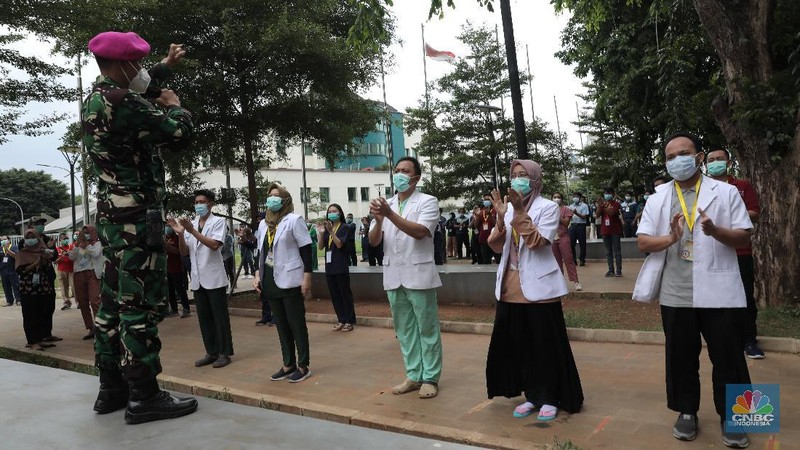Sejumlah tenaga medis bertepuk tangan di Wisma Atlet Kemayoran, Jakarta, Kamis, 12/11. Tepuk tangan dilakukan untuk mengapresiasi para tenaga kesehatan di Hari Kesehatan Nasional. Hari Kesehatan Nasional yang ke-56 yang biasa diperingati setiap tanggal 12 November. Durasi 56 detik merujuk pada peringatan Hari Kesehatan Nasional (HKN) ke-56.Tepuk tangan itu diikuti oleh sejumlah petugas tenaga medis, Dokter, Perawat, TNI, Relawan Covid-19. Tepuk tangan 56 detik ini diimbau untuk dilakukan serentak pukul 12.00 WIB siang nanti. Kemenkes juga mengimbau momen tepuk tangan 56 menit itu diunggah di media sosial dan dilengkapi sejumlah tagar, di antaranya #gerakan56detik, #HKN56, hingga #terimakasihnakes. Dilihat di Twitter per pukul 08.00 WIB pagi ini, tagar #gerakan56detik telah memuncaki trending topic nasional. (CNBC Indonesia/ Muhammad Sabki)