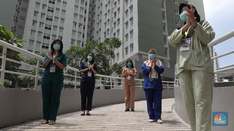 Sejumlah tenaga medis bertepuk tangan di Wisma Atlet Kemayoran, Jakarta, Kamis, 12/11. Tepuk tangan dilakukan untuk mengapresiasi para tenaga kesehatan di Hari Kesehatan Nasional. Hari Kesehatan Nasional yang ke-56 yang biasa diperingati setiap tanggal 12 November. Durasi 56 detik merujuk pada peringatan Hari Kesehatan Nasional (HKN) ke-56.Tepuk tangan itu diikuti oleh sejumlah petugas tenaga medis, Dokter, Perawat, TNI, Relawan Covid-19. Tepuk tangan 56 detik ini diimbau untuk dilakukan serentak pukul 12.00 WIB siang nanti. Kemenkes juga mengimbau momen tepuk tangan 56 menit itu diunggah di media sosial dan dilengkapi sejumlah tagar, di antaranya #gerakan56detik, #HKN56, hingga #terimakasihnakes. Dilihat di Twitter per pukul 08.00 WIB pagi ini, tagar #gerakan56detik telah memuncaki trending topic nasional. (CNBC Indonesia/ Muhammad Sabki)
