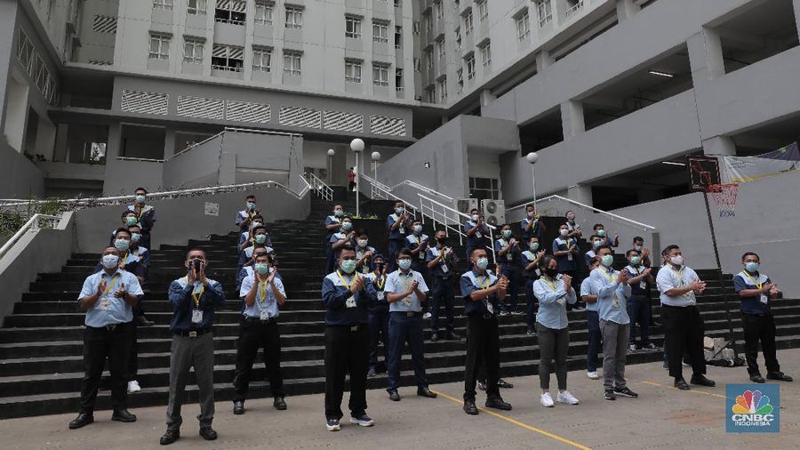 Sejumlah tenaga medis bertepuk tangan di Wisma Atlet Kemayoran, Jakarta, Kamis, 12/11. Tepuk tangan dilakukan untuk mengapresiasi para tenaga kesehatan di Hari Kesehatan Nasional. Hari Kesehatan Nasional yang ke-56 yang biasa diperingati setiap tanggal 12 November. Durasi 56 detik merujuk pada peringatan Hari Kesehatan Nasional (HKN) ke-56.Tepuk tangan itu diikuti oleh sejumlah petugas tenaga medis, Dokter, Perawat, TNI, Relawan Covid-19. Tepuk tangan 56 detik ini diimbau untuk dilakukan serentak pukul 12.00 WIB siang nanti. Kemenkes juga mengimbau momen tepuk tangan 56 menit itu diunggah di media sosial dan dilengkapi sejumlah tagar, di antaranya #gerakan56detik, #HKN56, hingga #terimakasihnakes. Dilihat di Twitter per pukul 08.00 WIB pagi ini, tagar #gerakan56detik telah memuncaki trending topic nasional. (CNBC Indonesia/ Muhammad Sabki)