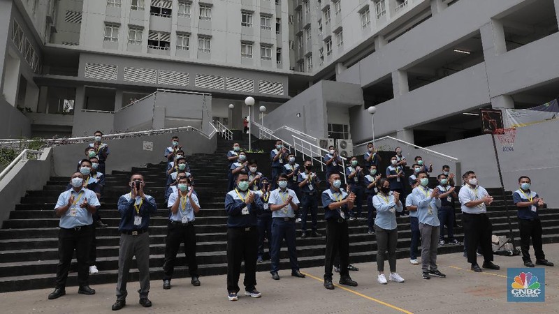 Sejumlah tenaga medis bertepuk tangan di Wisma Atlet Kemayoran, Jakarta, Kamis, 12/11. Tepuk tangan dilakukan untuk mengapresiasi para tenaga kesehatan di Hari Kesehatan Nasional. Hari Kesehatan Nasional yang ke-56 yang biasa diperingati setiap tanggal 12 November. Durasi 56 detik merujuk pada peringatan Hari Kesehatan Nasional (HKN) ke-56.Tepuk tangan itu diikuti oleh sejumlah petugas tenaga medis, Dokter, Perawat, TNI, Relawan Covid-19. Tepuk tangan 56 detik ini diimbau untuk dilakukan serentak pukul 12.00 WIB siang nanti. Kemenkes juga mengimbau momen tepuk tangan 56 menit itu diunggah di media sosial dan dilengkapi sejumlah tagar, di antaranya #gerakan56detik, #HKN56, hingga #terimakasihnakes. Dilihat di Twitter per pukul 08.00 WIB pagi ini, tagar #gerakan56detik telah memuncaki trending topic nasional. (CNBC Indonesia/ Muhammad Sabki)