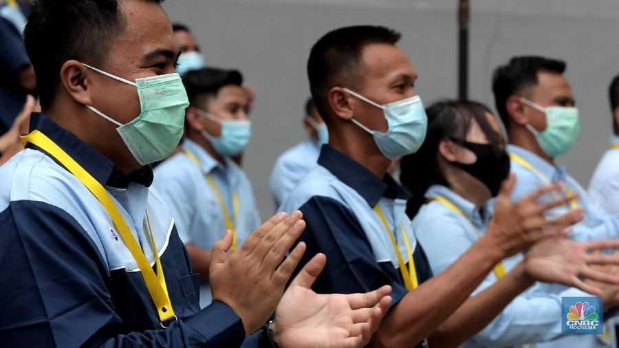 Sejumlah tenaga medis bertepuk tangan di Wisma Atlet Kemayoran, Jakarta, Kamis, 12/11. Tepuk tangan dilakukan untuk mengapresiasi para tenaga kesehatan di Hari Kesehatan Nasional. Hari Kesehatan Nasional yang ke-56 yang biasa diperingati setiap tanggal 12 November. Durasi 56 detik merujuk pada peringatan Hari Kesehatan Nasional (HKN) ke-56.Tepuk tangan itu diikuti oleh sejumlah petugas tenaga medis, Dokter, Perawat, TNI, Relawan Covid-19. Tepuk tangan 56 detik ini diimbau untuk dilakukan serentak pukul 12.00 WIB siang nanti. Kemenkes juga mengimbau momen tepuk tangan 56 menit itu diunggah di media sosial dan dilengkapi sejumlah tagar, di antaranya #gerakan56detik, #HKN56, hingga #terimakasihnakes. Dilihat di Twitter per pukul 08.00 WIB pagi ini, tagar #gerakan56detik telah memuncaki trending topic nasional. (CNBC Indonesia/ Muhammad Sabki)