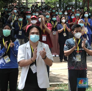 Dokter Cs Wisma Atlet Tepuk Tangan di Hari Kesehatan Nasional