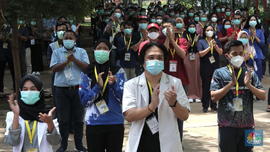 Sejumlah tenaga medis bertepuk tangan di Wisma Atlet Kemayoran, Jakarta, Kamis, 12/11. Tepuk tangan dilakukan untuk mengapresiasi para tenaga kesehatan di Hari Kesehatan Nasional. Hari Kesehatan Nasional yang ke-56 yang biasa diperingati setiap tanggal 12 November. Durasi 56 detik merujuk pada peringatan Hari Kesehatan Nasional (HKN) ke-56.Tepuk tangan itu diikuti oleh sejumlah petugas tenaga medis, Dokter, Perawat, TNI, Relawan Covid-19. Tepuk tangan 56 detik ini diimbau untuk dilakukan serentak pukul 12.00 WIB siang nanti. Kemenkes juga mengimbau momen tepuk tangan 56 menit itu diunggah di media sosial dan dilengkapi sejumlah tagar, di antaranya #gerakan56detik, #HKN56, hingga #terimakasihnakes. Dilihat di Twitter per pukul 08.00 WIB pagi ini, tagar #gerakan56detik telah memuncaki trending topic nasional. (CNBC Indonesia/ Muhammad Sabki)