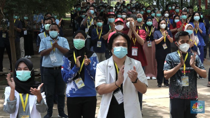 Sejumlah tenaga medis bertepuk tangan di Wisma Atlet Kemayoran, Jakarta, Kamis, 12/11. Tepuk tangan dilakukan untuk mengapresiasi para tenaga kesehatan di Hari Kesehatan Nasional. Hari Kesehatan Nasional yang ke-56 yang biasa diperingati setiap tanggal 12 November. Durasi 56 detik merujuk pada peringatan Hari Kesehatan Nasional (HKN) ke-56.Tepuk tangan itu diikuti oleh sejumlah petugas tenaga medis, Dokter, Perawat, TNI, Relawan Covid-19. Tepuk tangan 56 detik ini diimbau untuk dilakukan serentak pukul 12.00 WIB siang nanti. Kemenkes juga mengimbau momen tepuk tangan 56 menit itu diunggah di media sosial dan dilengkapi sejumlah tagar, di antaranya #gerakan56detik, #HKN56, hingga #terimakasihnakes. Dilihat di Twitter per pukul 08.00 WIB pagi ini, tagar #gerakan56detik telah memuncaki trending topic nasional. (CNBC Indonesia/ Muhammad Sabki)