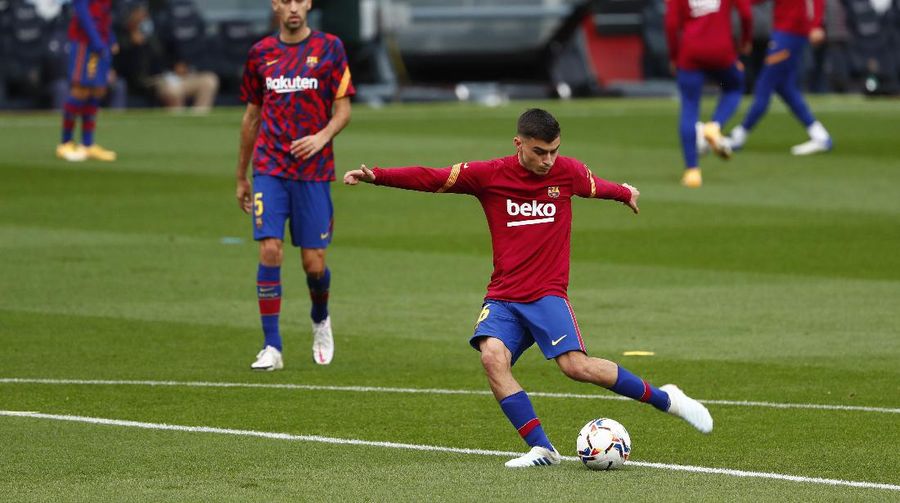 Barcelona's Pedri warms up ahead of the Spanish La Liga soccer match between FC Barcelona and Betis at the Camp Nou stadium in Barcelona, Spain, Saturday, Nov. 7, 2020. (AP Photo/Joan Monfort)