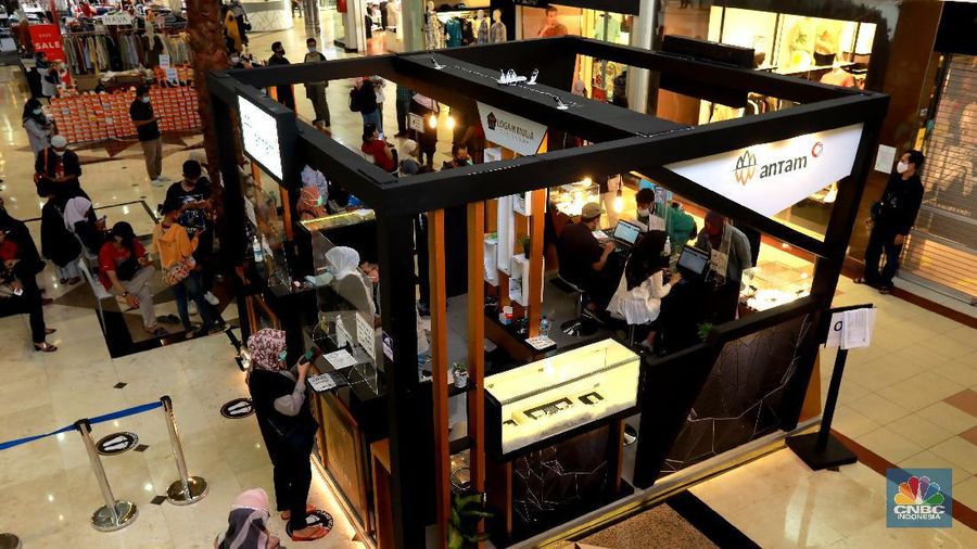 Pelayanan pembelian emas ANTAM secara Offline di mall  (CNBC Indonesia/ Tri Susilo)