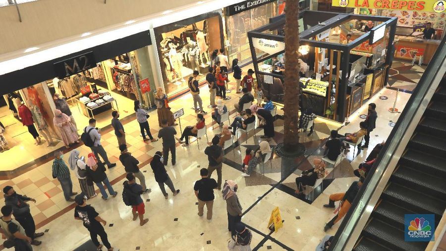 Pelayanan pembelian emas ANTAM secara Offline di mall  (CNBC Indonesia/ Tri Susilo)
