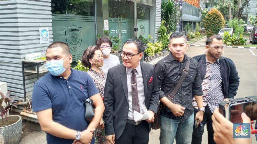 Perwakilan nasabah korban investasi di perusahaan penasihat keuangan PT Jouska Finansial Indonesia (Jouska) kembali melapor ke Polda Metro Jaya, Jakarta, Kamis ini (12/11/2020). (Syahrizal Sidik/CNBC Indonesia)