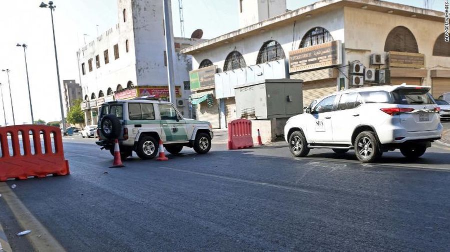 Polisi Saudi menutup jalan menuju pemakaman non-Muslim di Jeddah tempat sebuah bom menghantam peringatan Perang Dunia I. (Tangkapan Layar via CNN)
