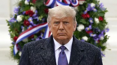 Presiden AS Donald Trump President Donald Trump participates in a Veterans Day wreath laying ceremony at the Tomb of the Unknown Soldier at Arlington National Cemetery in Arlington, Va., Wednesday, Nov. 11, 2020. (AP Photo/Patrick Semansky)