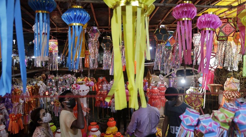 Indians throng a market for shopping ahead of Hindu festival Diwali in Ahmedabad, India, Thursday, Nov. 12, 2020. India's tally of coronavirus cases is currently the second largest in the world behind the United States. The government warns that the situation can worsen due to people crowding markets for festival shopping. (AP Photo/Ajit Solanki)