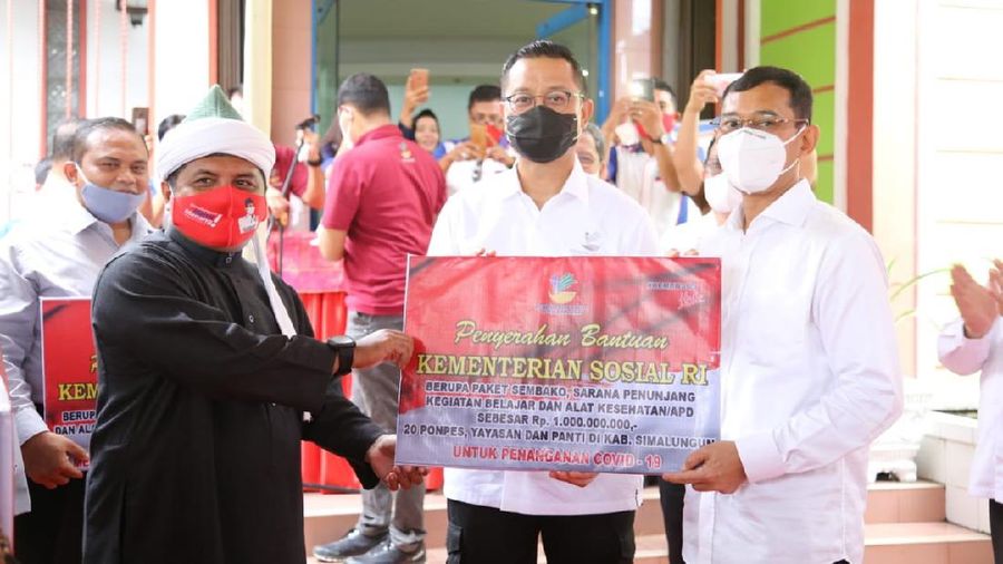 Menteri Sosial Juliari P. Batubara memberikan bantuani di Sumatera Utara. (Dok. Kemensos)