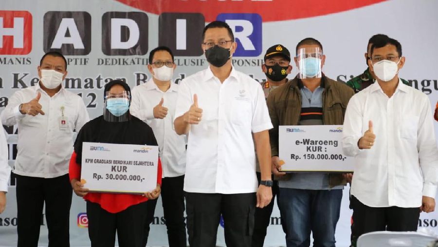 Menteri Sosial Juliari P. Batubara memberikan bantuani di Sumatera Utara. (Dok. Kemensos)