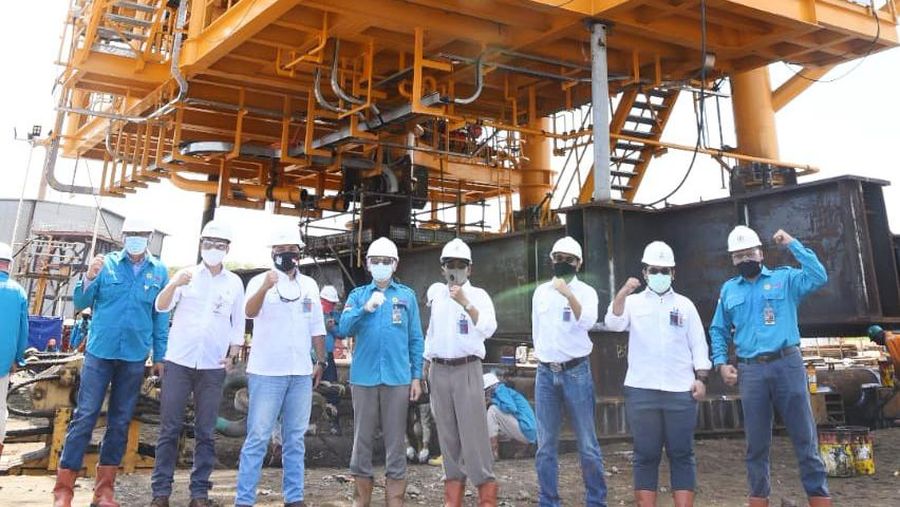 Pemindahan Top Side Platform Sidayu ke atas kapal tongkang (load out). (Dok. PGN SAKA)