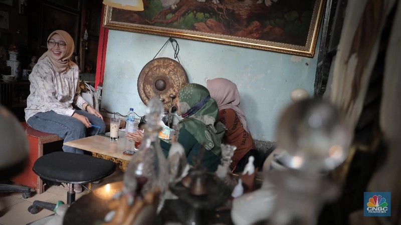 Sejumlah pencari barang antik sedang mengamati kios yang memajang barang tua dan antik di kawasan Vintage dan kampung galeri Kebayoran Lama, Jakarta Selatan, Jumat (13/11/20).

Di tengah pandemi dimana beberapa pusat niaga menurun, namun kawasan ini masih banyak diminati pengunjung.

Demi mensiasati konsep Kebayoran Vintage kawasan ini ditambah aneka jajanan. Dari bahan pangan, jajanan, dan barang-barang loak.

Ditengah bunyi bising kereta di stasiun ada di satu pasar besar di Jakarta Selatan tersebut.

Namun di balik keramaian tersebut siapa sangka saat mata memandang terpampang elok sebuah barang melegenda nan antik dijual ditengah keriuhan seperti itu.

Mengacu konsep Flea Market kekinian, pasar barang bekas yang terletak di ujung sisi luar Stasiun Kebayoran Lama itu diharapkan dapat menata kawasan menjadi lebih rapih dan tertib. Sejumlah pencari barang antik sedang mengamati kios yang memajang barang tua dan antik di kawasan Vintage dan kampung galeri Kebayoran Lama, Jakarta Selatan, Jumat (13/11/20).

Di tengah pandemi dimana beberapa pusat niaga menurun, namun kawasan ini masih banyak diminati pengunjung.

Demi mensiasati konsep Kebayoran Vintage kawasan ini ditambah aneka jajanan. Dari bahan pangan, jajanan, dan barang-barang loak.

Ditengah bunyi bising kereta di stasiun ada di satu pasar besar di Jakarta Selatan tersebut.

Namun di balik keramaian tersebut siapa sangka saat mata memandang terpampang elok sebuah barang melegenda nan antik dijual ditengah keriuhan seperti itu.

Mengacu konsep Flea Market kekinian, pasar barang bekas yang terletak di ujung sisi luar Stasiun Kebayoran Lama itu diharapkan dapat menata kawasan menjadi lebih rapih dan tertib.