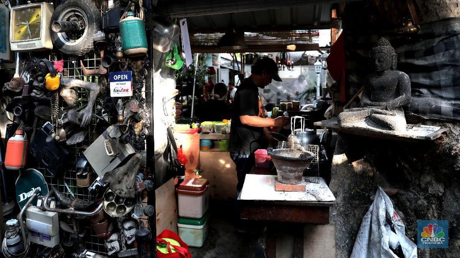 Sejumlah pencari barang antik sedang mengamati kios yang memajang barang tua dan antik di kawasan Vintage dan kampung galeri Kebayoran Lama, Jakarta Selatan, Jumat (13/11/20).

Di tengah pandemi dimana beberapa pusat niaga menurun, namun kawasan ini masih banyak diminati pengunjung.

Demi mensiasati konsep Kebayoran Vintage kawasan ini ditambah aneka jajanan. Dari bahan pangan, jajanan, dan barang-barang loak.

Ditengah bunyi bising kereta di stasiun ada di satu pasar besar di Jakarta Selatan tersebut.

Namun di balik keramaian tersebut siapa sangka saat mata memandang terpampang elok sebuah barang melegenda nan antik dijual ditengah keriuhan seperti itu.

Mengacu konsep Flea Market kekinian, pasar barang bekas yang terletak di ujung sisi luar Stasiun Kebayoran Lama itu diharapkan dapat menata kawasan menjadi lebih rapih dan tertib. Sejumlah pencari barang antik sedang mengamati kios yang memajang barang tua dan antik di kawasan Vintage dan kampung galeri Kebayoran Lama, Jakarta Selatan, Jumat (13/11/20).

Di tengah pandemi dimana beberapa pusat niaga menurun, namun kawasan ini masih banyak diminati pengunjung.

Demi mensiasati konsep Kebayoran Vintage kawasan ini ditambah aneka jajanan. Dari bahan pangan, jajanan, dan barang-barang loak.

Ditengah bunyi bising kereta di stasiun ada di satu pasar besar di Jakarta Selatan tersebut.

Namun di balik keramaian tersebut siapa sangka saat mata memandang terpampang elok sebuah barang melegenda nan antik dijual ditengah keriuhan seperti itu.

Mengacu konsep Flea Market kekinian, pasar barang bekas yang terletak di ujung sisi luar Stasiun Kebayoran Lama itu diharapkan dapat menata kawasan menjadi lebih rapih dan tertib.