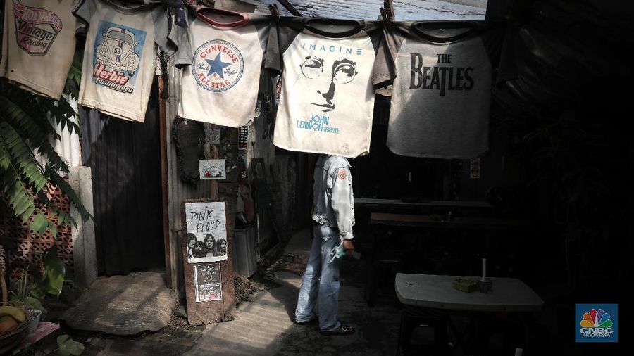 Sejumlah pencari barang antik sedang mengamati kios yang memajang barang tua dan antik di kawasan Vintage dan kampung galeri Kebayoran Lama, Jakarta Selatan, Jumat (13/11/20).

Di tengah pandemi dimana beberapa pusat niaga menurun, namun kawasan ini masih banyak diminati pengunjung.

Demi mensiasati konsep Kebayoran Vintage kawasan ini ditambah aneka jajanan. Dari bahan pangan, jajanan, dan barang-barang loak.

Ditengah bunyi bising kereta di stasiun ada di satu pasar besar di Jakarta Selatan tersebut.

Namun di balik keramaian tersebut siapa sangka saat mata memandang terpampang elok sebuah barang melegenda nan antik dijual ditengah keriuhan seperti itu.

Mengacu konsep Flea Market kekinian, pasar barang bekas yang terletak di ujung sisi luar Stasiun Kebayoran Lama itu diharapkan dapat menata kawasan menjadi lebih rapih dan tertib. Sejumlah pencari barang antik sedang mengamati kios yang memajang barang tua dan antik di kawasan Vintage dan kampung galeri Kebayoran Lama, Jakarta Selatan, Jumat (13/11/20).

Di tengah pandemi dimana beberapa pusat niaga menurun, namun kawasan ini masih banyak diminati pengunjung.

Demi mensiasati konsep Kebayoran Vintage kawasan ini ditambah aneka jajanan. Dari bahan pangan, jajanan, dan barang-barang loak.

Ditengah bunyi bising kereta di stasiun ada di satu pasar besar di Jakarta Selatan tersebut.

Namun di balik keramaian tersebut siapa sangka saat mata memandang terpampang elok sebuah barang melegenda nan antik dijual ditengah keriuhan seperti itu.

Mengacu konsep Flea Market kekinian, pasar barang bekas yang terletak di ujung sisi luar Stasiun Kebayoran Lama itu diharapkan dapat menata kawasan menjadi lebih rapih dan tertib.