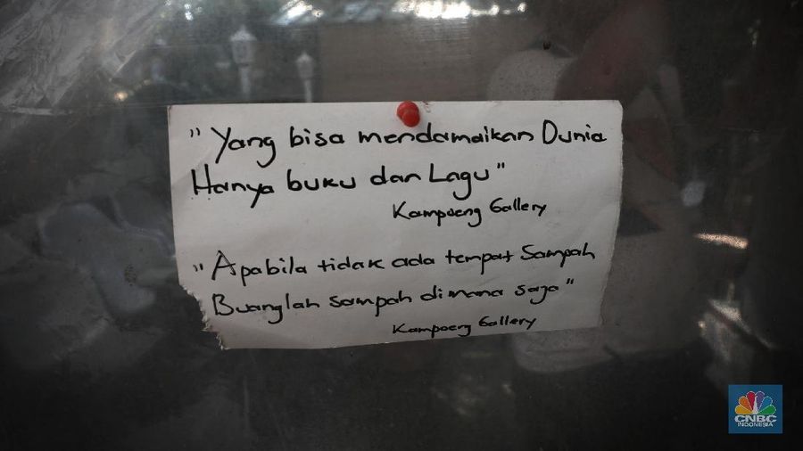 Sejumlah pencari barang antik sedang mengamati kios yang memajang barang tua dan antik di kawasan Vintage dan kampung galeri Kebayoran Lama, Jakarta Selatan, Jumat (13/11/20).

Di tengah pandemi dimana beberapa pusat niaga menurun, namun kawasan ini masih banyak diminati pengunjung.

Demi mensiasati konsep Kebayoran Vintage kawasan ini ditambah aneka jajanan. Dari bahan pangan, jajanan, dan barang-barang loak.

Ditengah bunyi bising kereta di stasiun ada di satu pasar besar di Jakarta Selatan tersebut.

Namun di balik keramaian tersebut siapa sangka saat mata memandang terpampang elok sebuah barang melegenda nan antik dijual ditengah keriuhan seperti itu.

Mengacu konsep Flea Market kekinian, pasar barang bekas yang terletak di ujung sisi luar Stasiun Kebayoran Lama itu diharapkan dapat menata kawasan menjadi lebih rapih dan tertib. Sejumlah pencari barang antik sedang mengamati kios yang memajang barang tua dan antik di kawasan Vintage dan kampung galeri Kebayoran Lama, Jakarta Selatan, Jumat (13/11/20).

Di tengah pandemi dimana beberapa pusat niaga menurun, namun kawasan ini masih banyak diminati pengunjung.

Demi mensiasati konsep Kebayoran Vintage kawasan ini ditambah aneka jajanan. Dari bahan pangan, jajanan, dan barang-barang loak.

Ditengah bunyi bising kereta di stasiun ada di satu pasar besar di Jakarta Selatan tersebut.

Namun di balik keramaian tersebut siapa sangka saat mata memandang terpampang elok sebuah barang melegenda nan antik dijual ditengah keriuhan seperti itu.

Mengacu konsep Flea Market kekinian, pasar barang bekas yang terletak di ujung sisi luar Stasiun Kebayoran Lama itu diharapkan dapat menata kawasan menjadi lebih rapih dan tertib.
