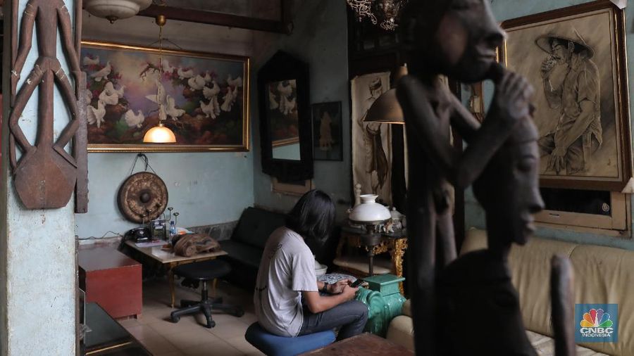 Sejumlah pencari barang antik sedang mengamati kios yang memajang barang tua dan antik di kawasan Vintage dan kampung galeri Kebayoran Lama, Jakarta Selatan, Jumat (13/11/20).

Di tengah pandemi dimana beberapa pusat niaga menurun, namun kawasan ini masih banyak diminati pengunjung.

Demi mensiasati konsep Kebayoran Vintage kawasan ini ditambah aneka jajanan. Dari bahan pangan, jajanan, dan barang-barang loak.

Ditengah bunyi bising kereta di stasiun ada di satu pasar besar di Jakarta Selatan tersebut.

Namun di balik keramaian tersebut siapa sangka saat mata memandang terpampang elok sebuah barang melegenda nan antik dijual ditengah keriuhan seperti itu.

Mengacu konsep Flea Market kekinian, pasar barang bekas yang terletak di ujung sisi luar Stasiun Kebayoran Lama itu diharapkan dapat menata kawasan menjadi lebih rapih dan tertib. Sejumlah pencari barang antik sedang mengamati kios yang memajang barang tua dan antik di kawasan Vintage dan kampung galeri Kebayoran Lama, Jakarta Selatan, Jumat (13/11/20).

Di tengah pandemi dimana beberapa pusat niaga menurun, namun kawasan ini masih banyak diminati pengunjung.

Demi mensiasati konsep Kebayoran Vintage kawasan ini ditambah aneka jajanan. Dari bahan pangan, jajanan, dan barang-barang loak.

Ditengah bunyi bising kereta di stasiun ada di satu pasar besar di Jakarta Selatan tersebut.

Namun di balik keramaian tersebut siapa sangka saat mata memandang terpampang elok sebuah barang melegenda nan antik dijual ditengah keriuhan seperti itu.

Mengacu konsep Flea Market kekinian, pasar barang bekas yang terletak di ujung sisi luar Stasiun Kebayoran Lama itu diharapkan dapat menata kawasan menjadi lebih rapih dan tertib.