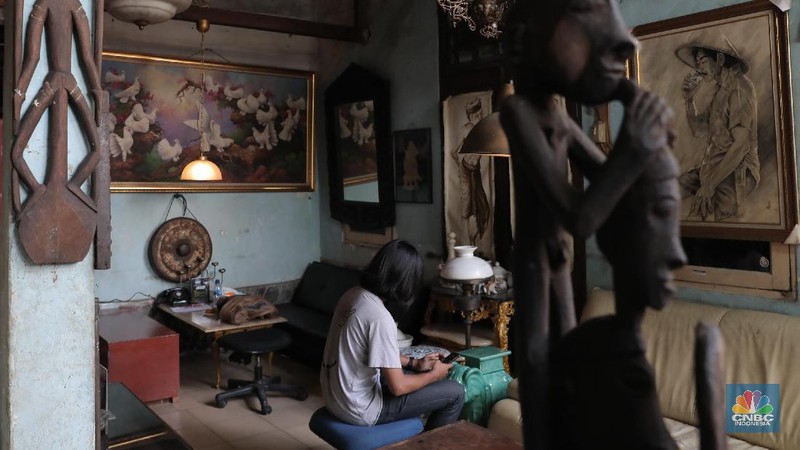 Sejumlah pencari barang antik sedang mengamati kios yang memajang barang tua dan antik di kawasan Vintage dan kampung galeri Kebayoran Lama, Jakarta Selatan, Jumat (13/11/20).

Di tengah pandemi dimana beberapa pusat niaga menurun, namun kawasan ini masih banyak diminati pengunjung.

Demi mensiasati konsep Kebayoran Vintage kawasan ini ditambah aneka jajanan. Dari bahan pangan, jajanan, dan barang-barang loak.

Ditengah bunyi bising kereta di stasiun ada di satu pasar besar di Jakarta Selatan tersebut.

Namun di balik keramaian tersebut siapa sangka saat mata memandang terpampang elok sebuah barang melegenda nan antik dijual ditengah keriuhan seperti itu.

Mengacu konsep Flea Market kekinian, pasar barang bekas yang terletak di ujung sisi luar Stasiun Kebayoran Lama itu diharapkan dapat menata kawasan menjadi lebih rapih dan tertib. Sejumlah pencari barang antik sedang mengamati kios yang memajang barang tua dan antik di kawasan Vintage dan kampung galeri Kebayoran Lama, Jakarta Selatan, Jumat (13/11/20).

Di tengah pandemi dimana beberapa pusat niaga menurun, namun kawasan ini masih banyak diminati pengunjung.

Demi mensiasati konsep Kebayoran Vintage kawasan ini ditambah aneka jajanan. Dari bahan pangan, jajanan, dan barang-barang loak.

Ditengah bunyi bising kereta di stasiun ada di satu pasar besar di Jakarta Selatan tersebut.

Namun di balik keramaian tersebut siapa sangka saat mata memandang terpampang elok sebuah barang melegenda nan antik dijual ditengah keriuhan seperti itu.

Mengacu konsep Flea Market kekinian, pasar barang bekas yang terletak di ujung sisi luar Stasiun Kebayoran Lama itu diharapkan dapat menata kawasan menjadi lebih rapih dan tertib.