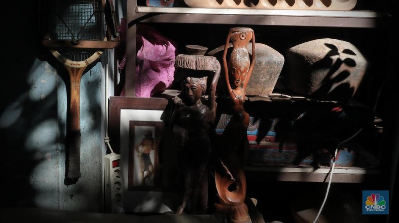 Sejumlah pencari barang antik sedang mengamati kios yang memajang barang tua dan antik di kawasan Vintage dan kampung galeri Kebayoran Lama, Jakarta Selatan, Jumat (13/11/20).

Di tengah pandemi dimana beberapa pusat niaga menurun, namun kawasan ini masih banyak diminati pengunjung.

Demi mensiasati konsep Kebayoran Vintage kawasan ini ditambah aneka jajanan. Dari bahan pangan, jajanan, dan barang-barang loak.

Ditengah bunyi bising kereta di stasiun ada di satu pasar besar di Jakarta Selatan tersebut.

Namun di balik keramaian tersebut siapa sangka saat mata memandang terpampang elok sebuah barang melegenda nan antik dijual ditengah keriuhan seperti itu.

Mengacu konsep Flea Market kekinian, pasar barang bekas yang terletak di ujung sisi luar Stasiun Kebayoran Lama itu diharapkan dapat menata kawasan menjadi lebih rapih dan tertib. Sejumlah pencari barang antik sedang mengamati kios yang memajang barang tua dan antik di kawasan Vintage dan kampung galeri Kebayoran Lama, Jakarta Selatan, Jumat (13/11/20).

Di tengah pandemi dimana beberapa pusat niaga menurun, namun kawasan ini masih banyak diminati pengunjung.

Demi mensiasati konsep Kebayoran Vintage kawasan ini ditambah aneka jajanan. Dari bahan pangan, jajanan, dan barang-barang loak.

Ditengah bunyi bising kereta di stasiun ada di satu pasar besar di Jakarta Selatan tersebut.

Namun di balik keramaian tersebut siapa sangka saat mata memandang terpampang elok sebuah barang melegenda nan antik dijual ditengah keriuhan seperti itu.

Mengacu konsep Flea Market kekinian, pasar barang bekas yang terletak di ujung sisi luar Stasiun Kebayoran Lama itu diharapkan dapat menata kawasan menjadi lebih rapih dan tertib.