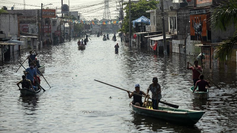 Banjir kiriman menggenangi sejumlah daerah di negara bagian Tabasco, Meksiko. (AP/Felix Marquez)